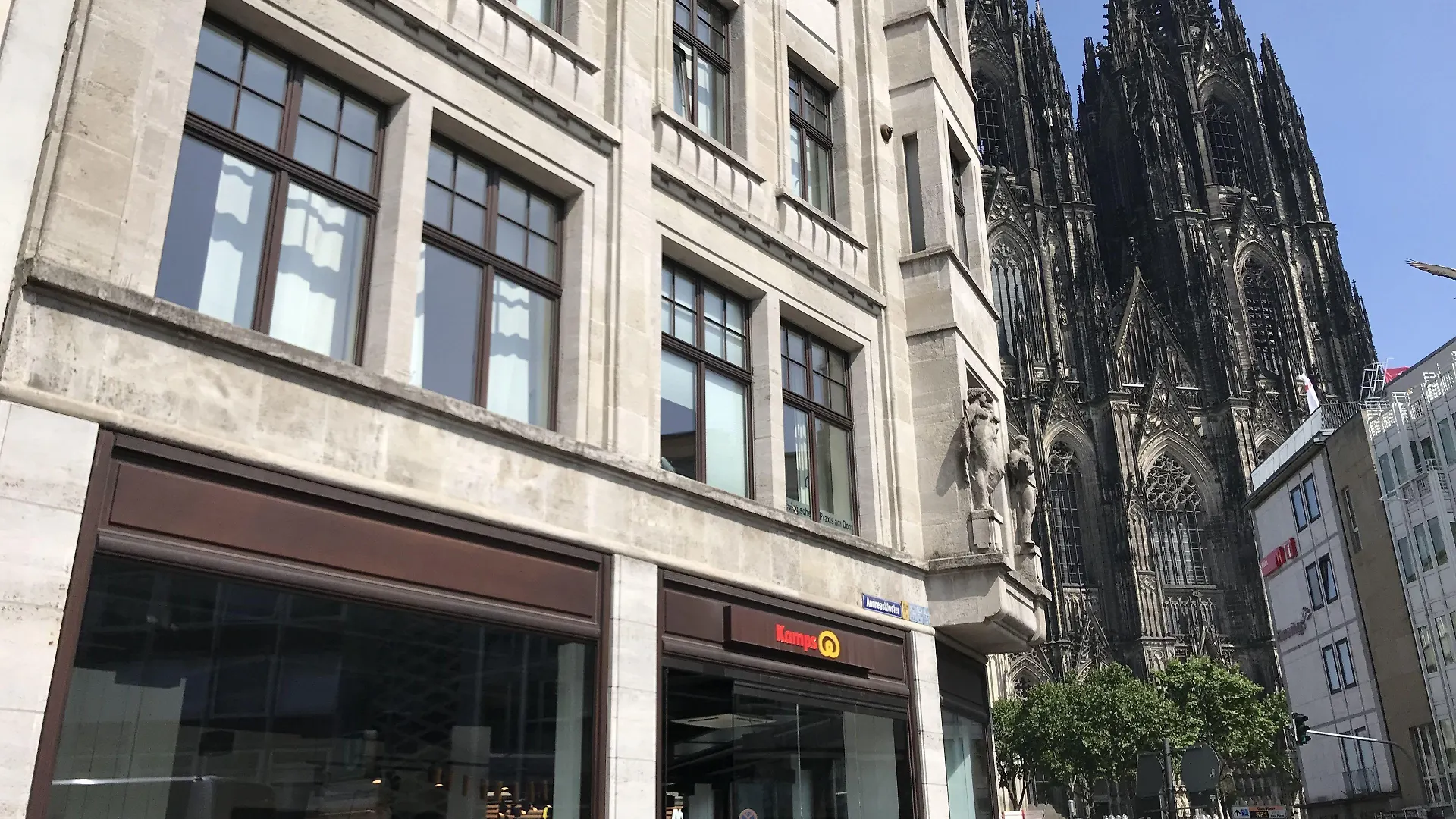 Zentral Übernachten: 15 Hotels nahe dem KölnTriangle Panorama