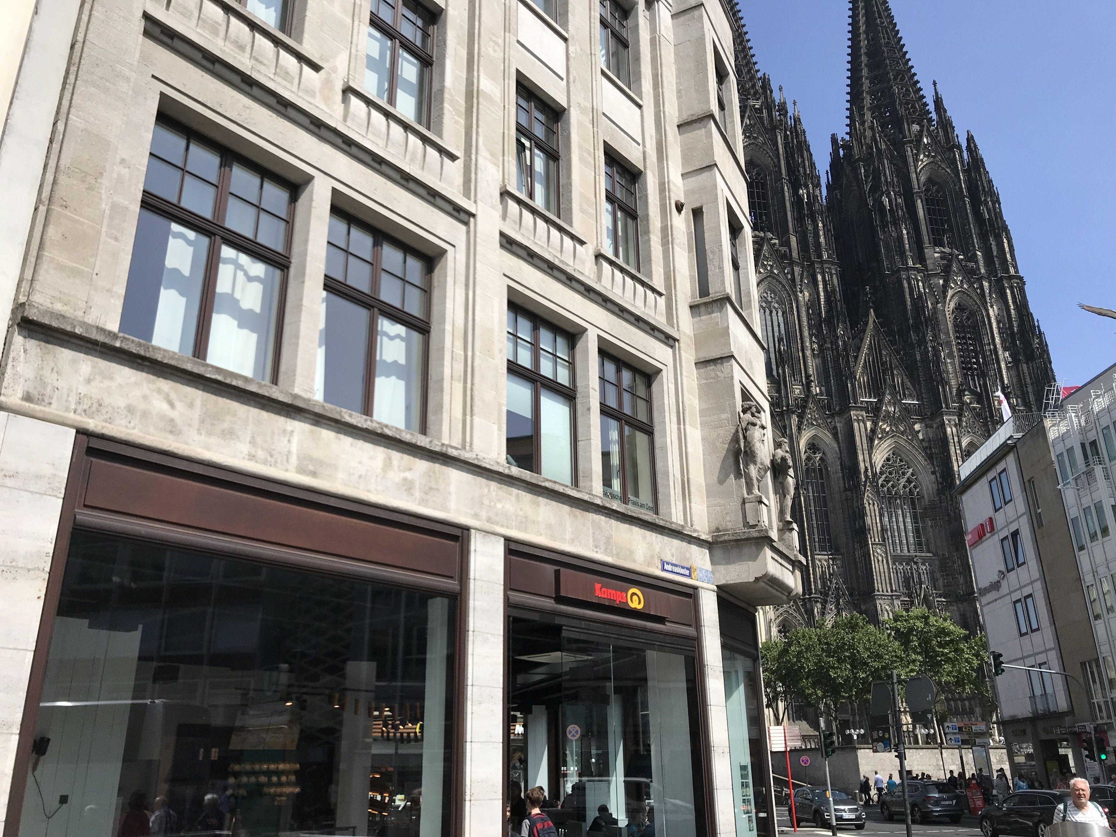 Zentral Übernachten: 15 Hotels nahe dem KölnTriangle Panorama